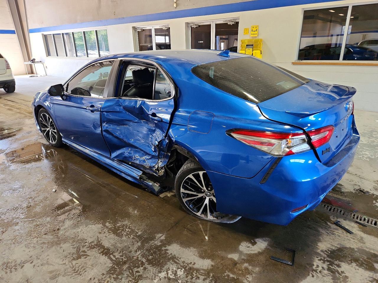 2019 TOYOTA CAMRY SE photo 2