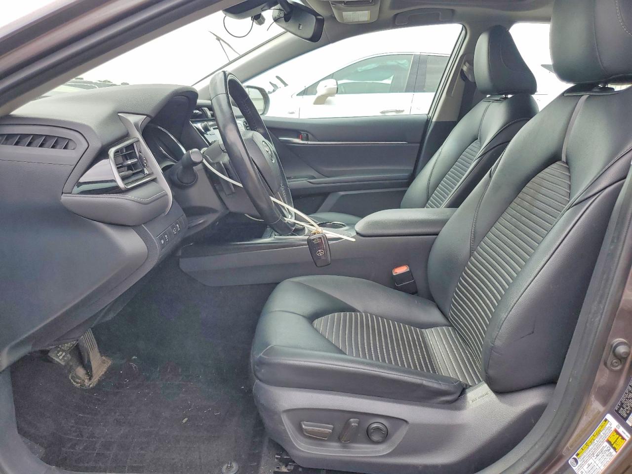 2019 TOYOTA CAMRY SE photo 13