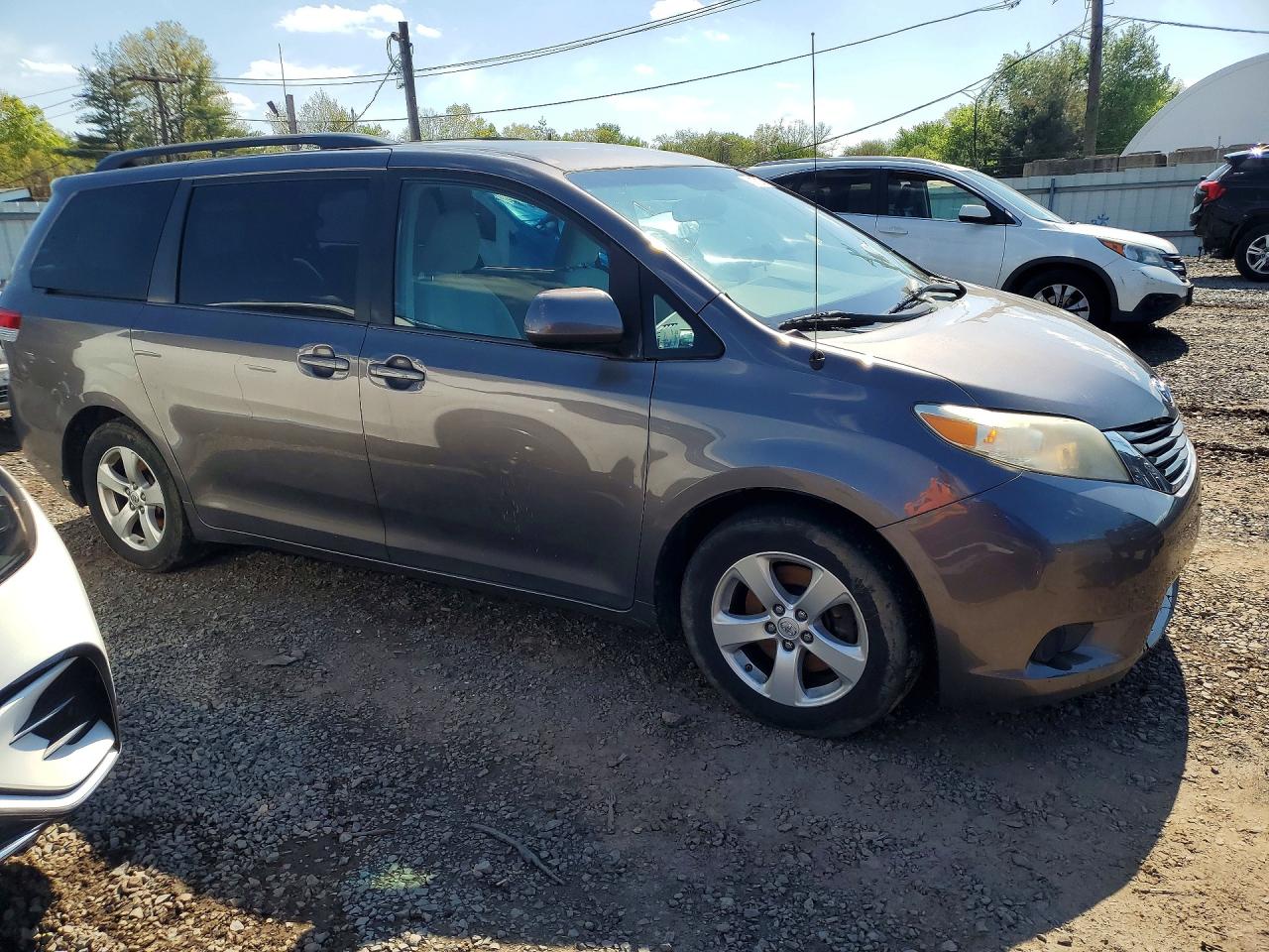 2013 TOYOTA SIENNA LE photo 7