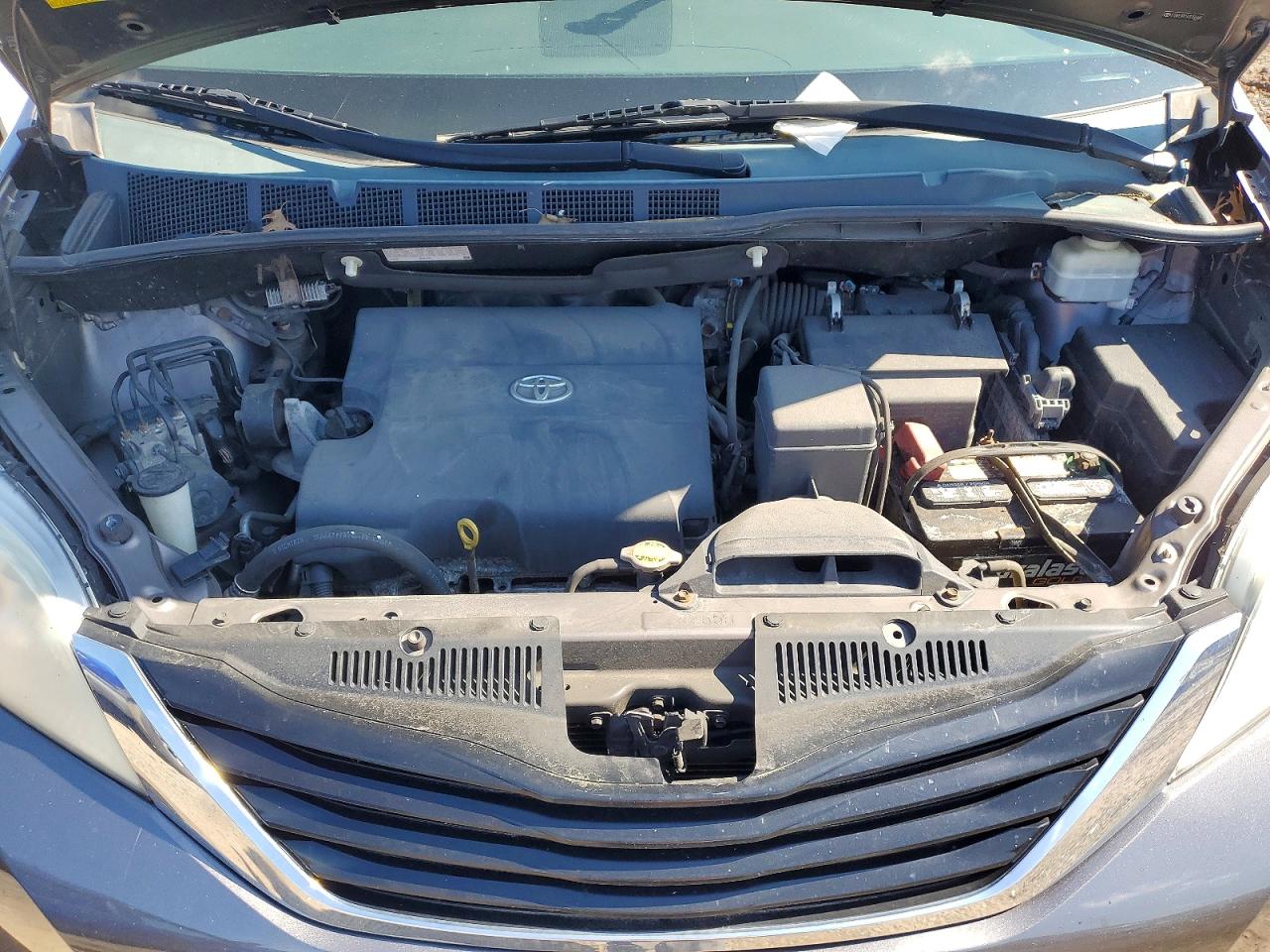 2013 TOYOTA SIENNA LE photo 23