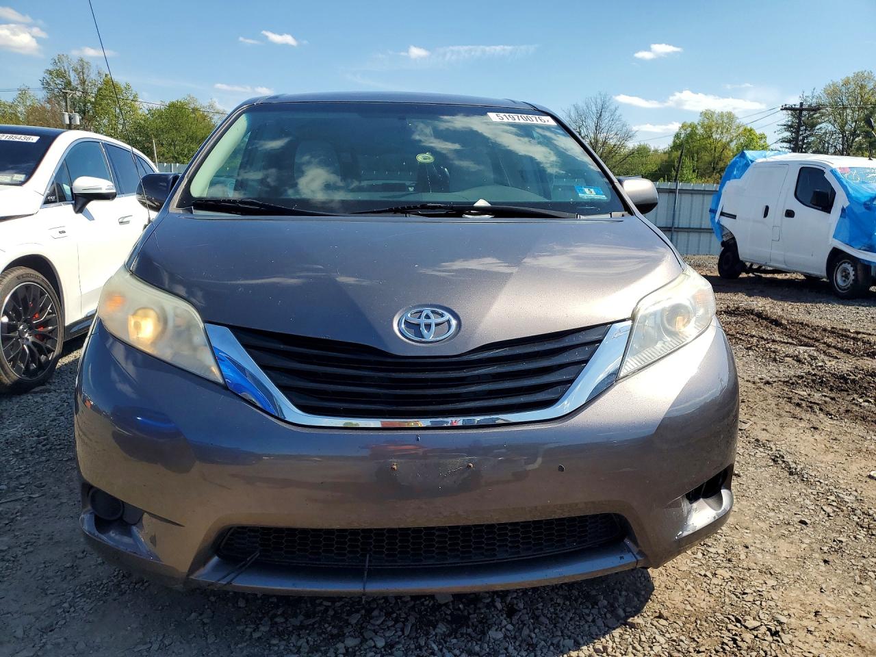 2013 TOYOTA SIENNA LE photo 9
