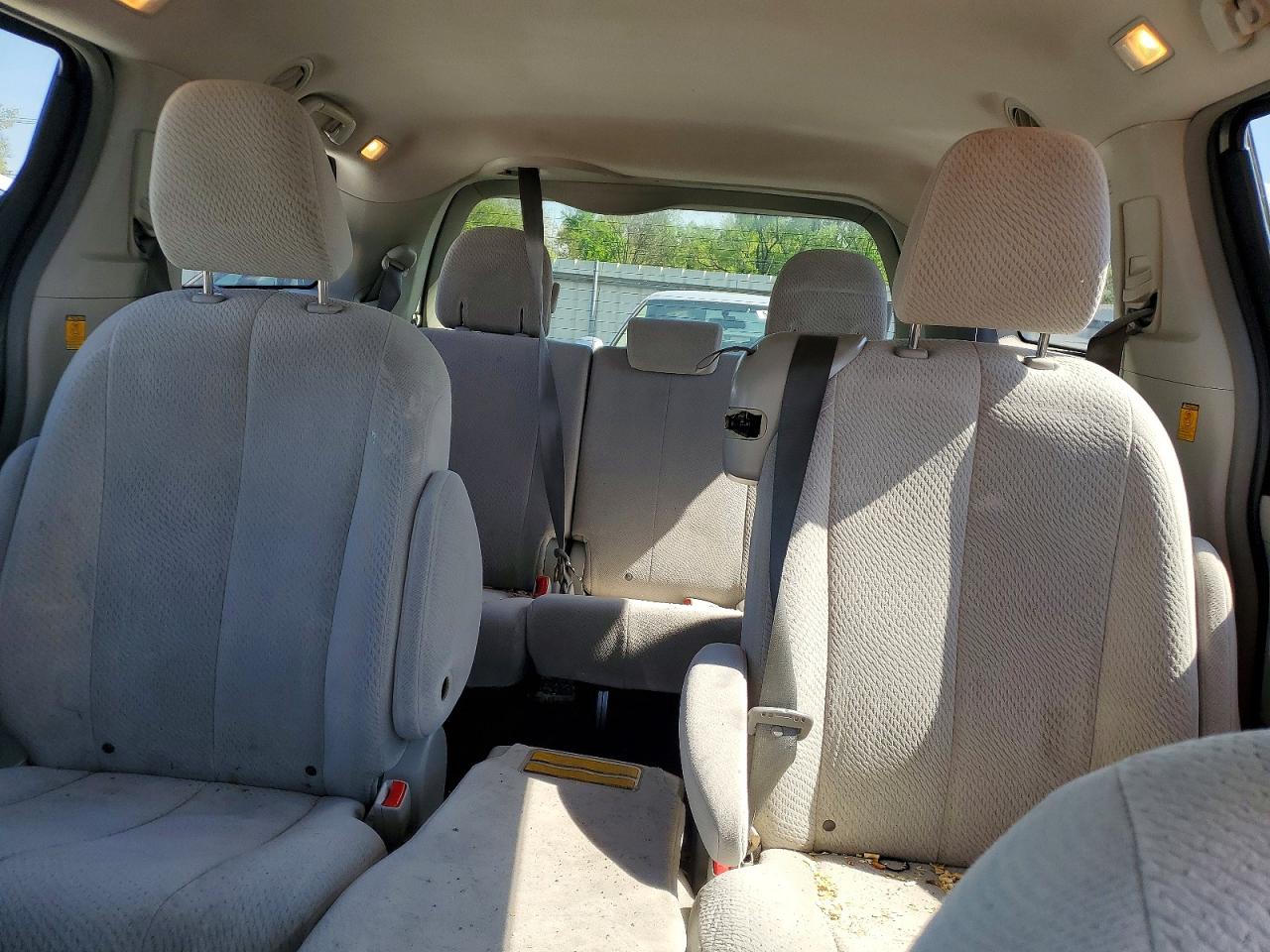 2013 TOYOTA SIENNA LE photo 19