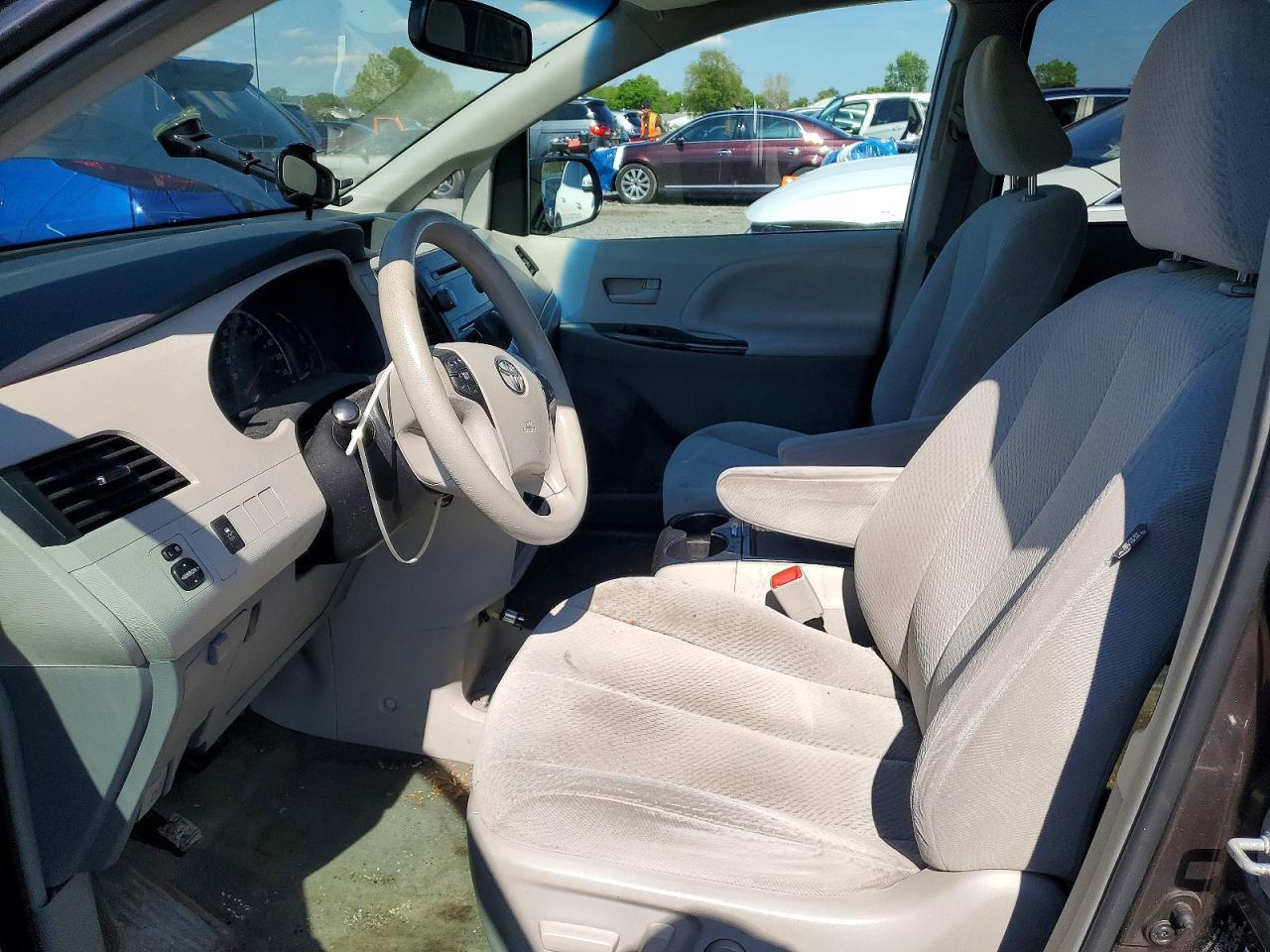 2013 TOYOTA SIENNA LE photo 13