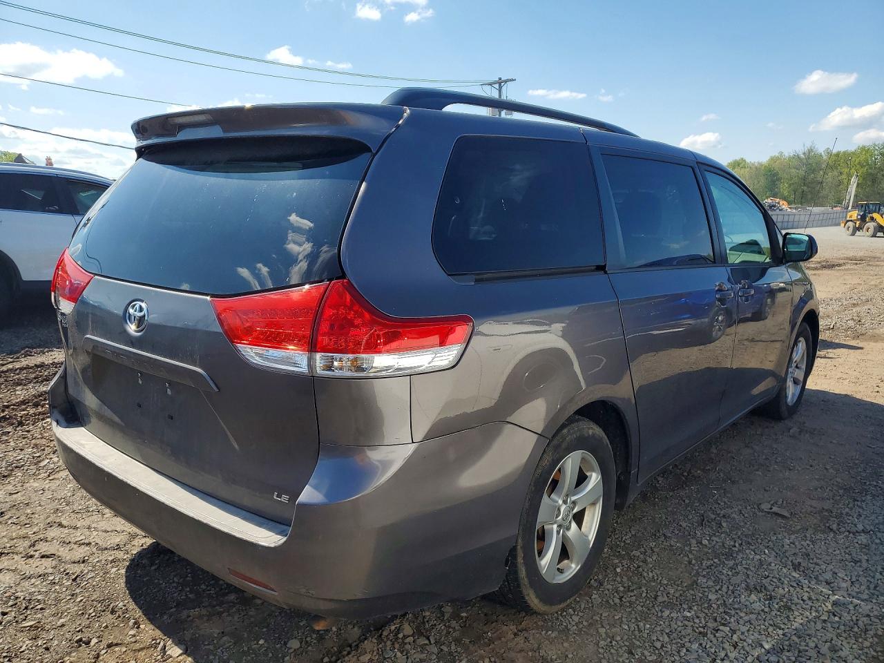 2013 TOYOTA SIENNA LE photo 5