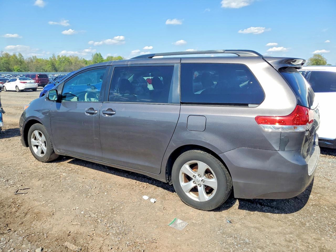 2013 TOYOTA SIENNA LE photo 3