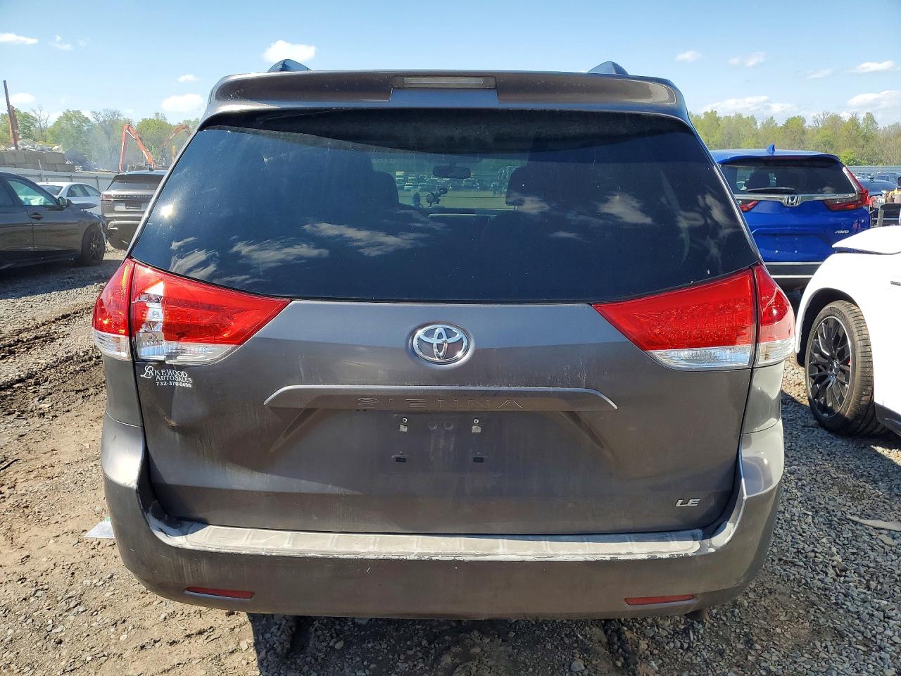 2013 TOYOTA SIENNA LE photo 11