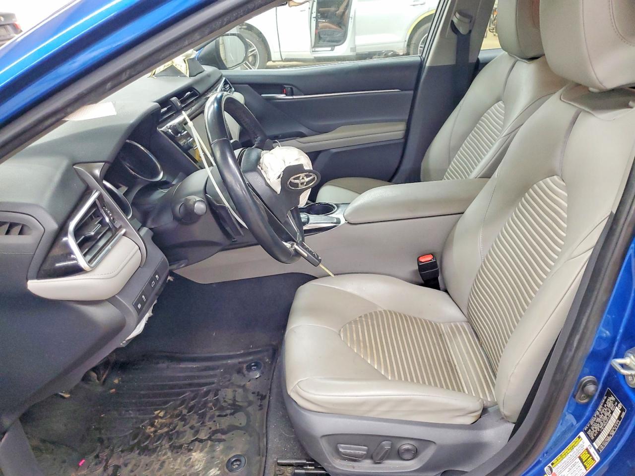 2018 TOYOTA CAMRY SE photo 19
