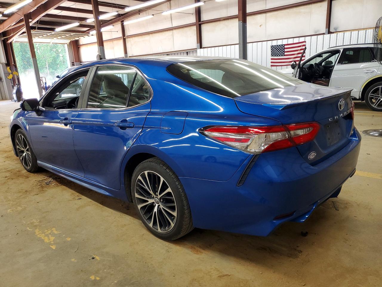 2018 TOYOTA CAMRY SE photo 4