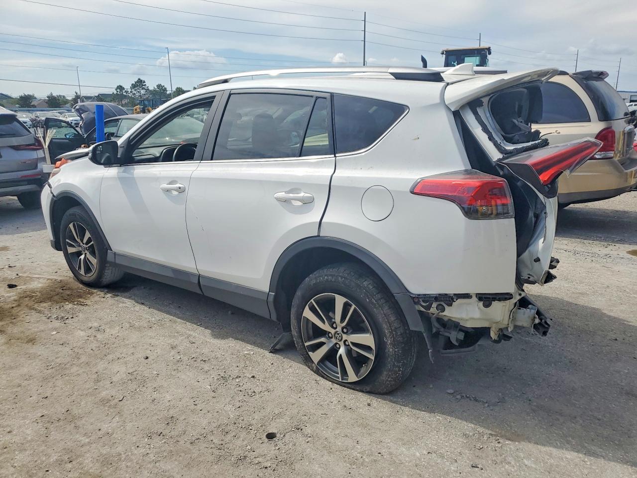 2017 TOYOTA RAV4 XLE photo 4