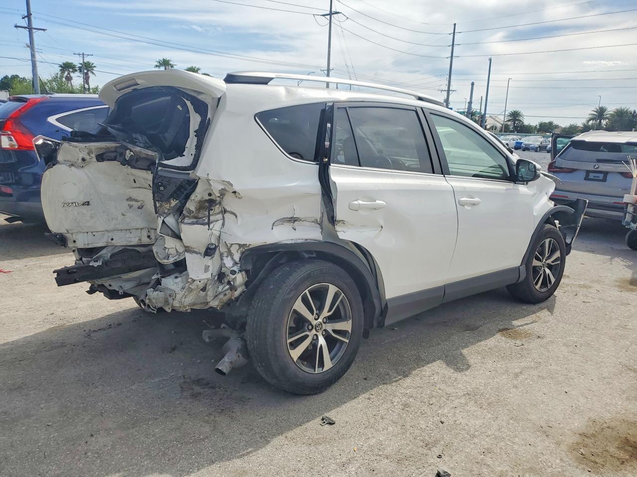 2017 TOYOTA RAV4 XLE photo 7