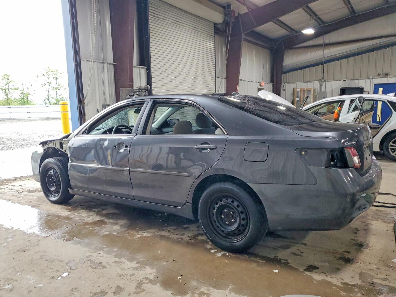 2011 TOYOTA CAMRY LE photo 4