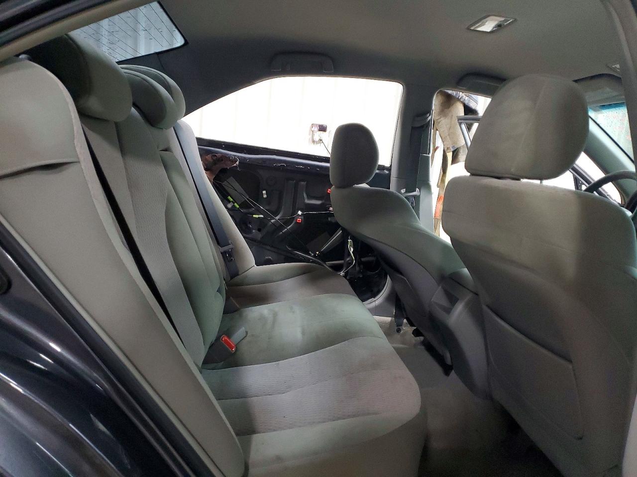 2011 TOYOTA CAMRY LE photo 28