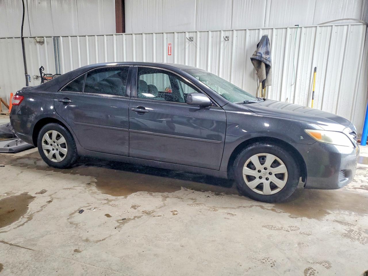 2011 TOYOTA CAMRY LE photo 10