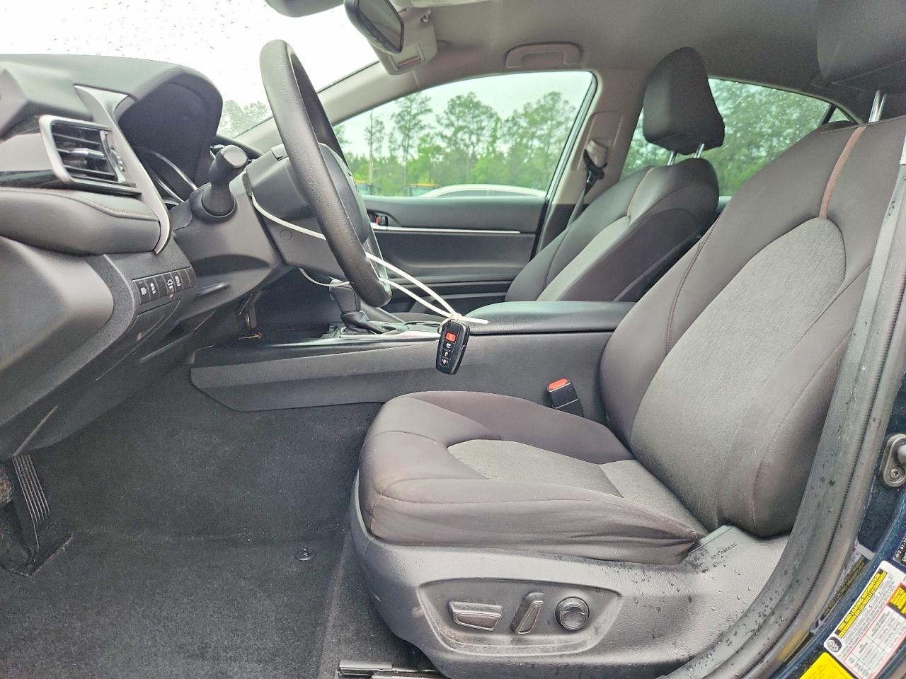 2019 TOYOTA CAMRY LE photo 7