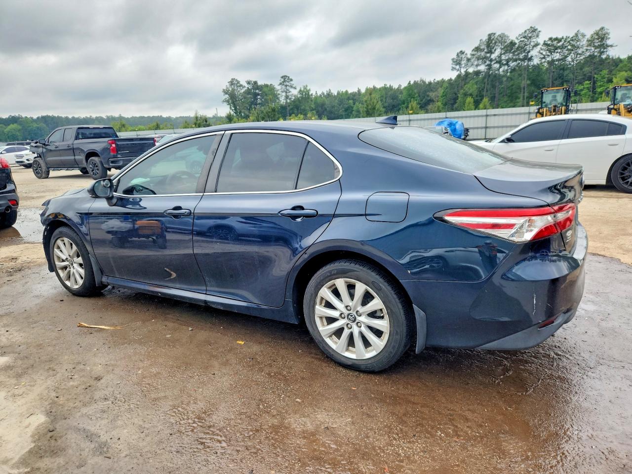 2019 TOYOTA CAMRY LE photo 2
