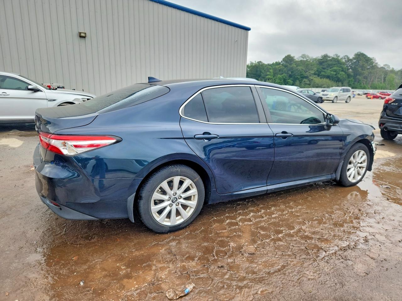2019 TOYOTA CAMRY LE photo 3