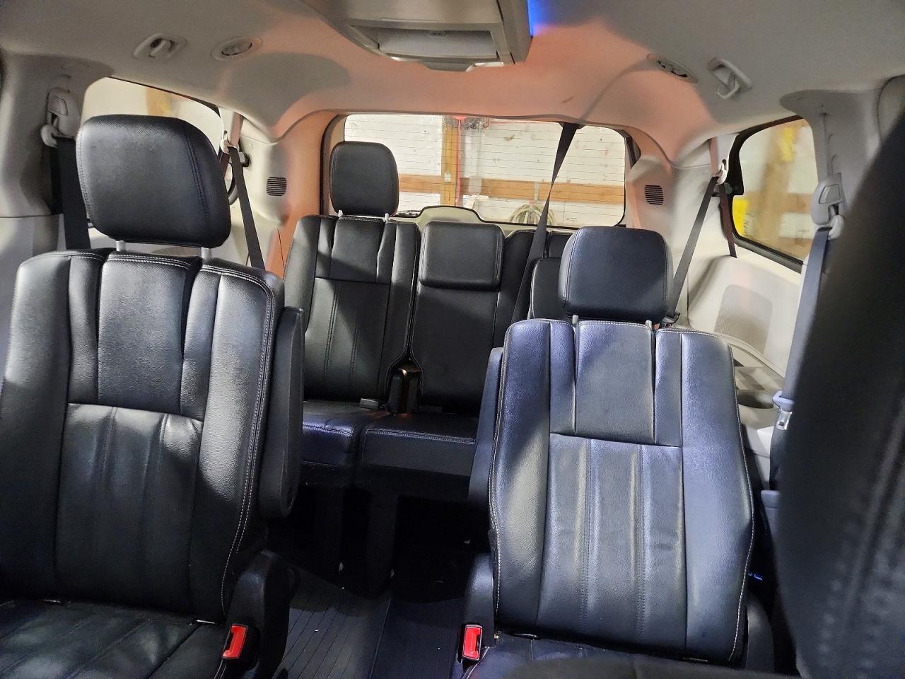 2015 CHRYSLER TOWN & COUNTRY TOURING photo 28