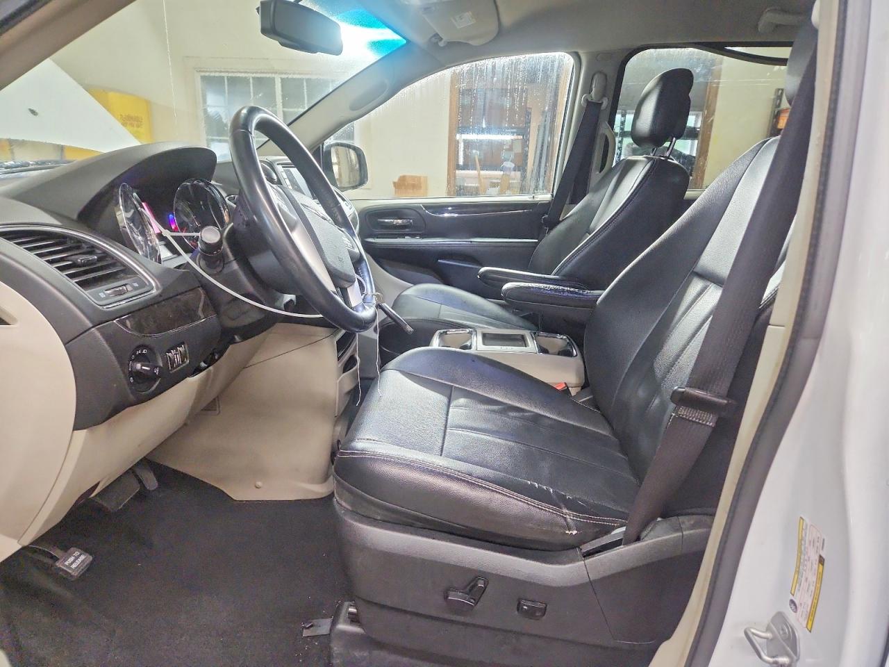2015 CHRYSLER TOWN & COUNTRY TOURING photo 19
