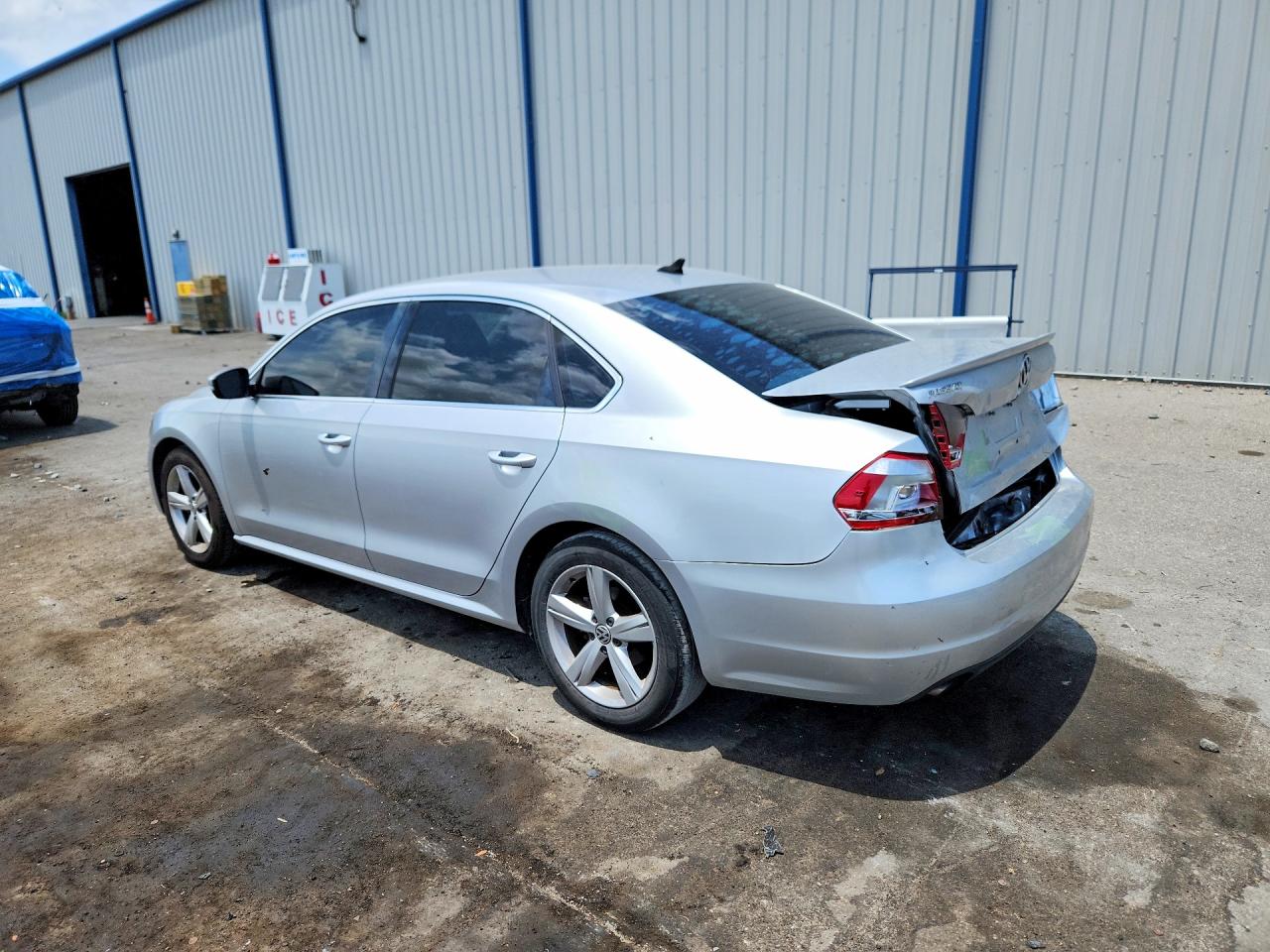 2015 VOLKSWAGEN PASSAT S photo 4