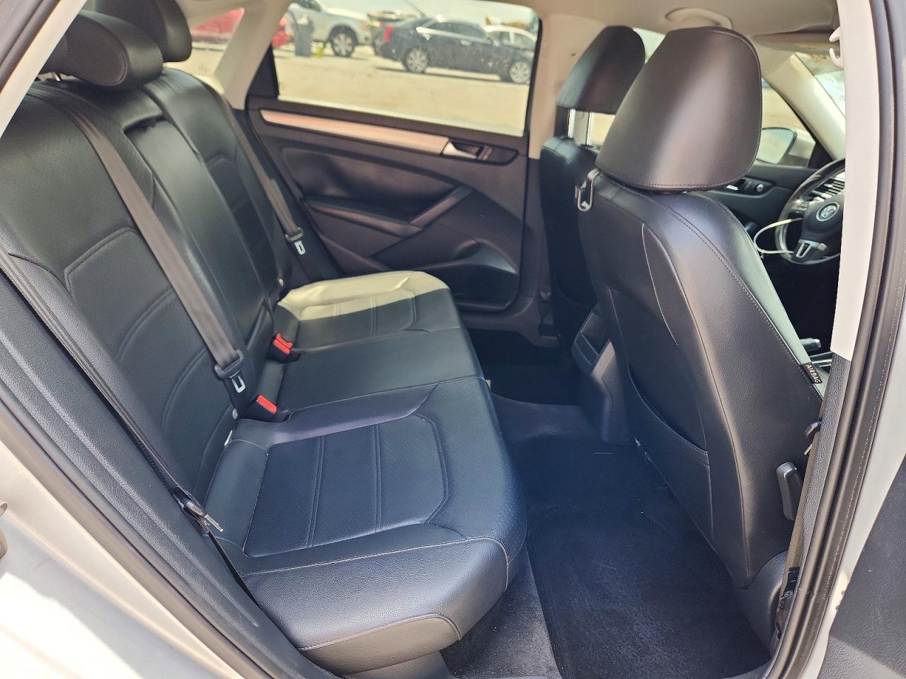 2015 VOLKSWAGEN PASSAT S photo 28