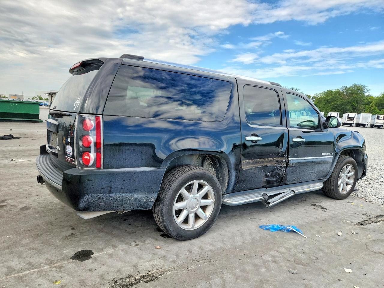 2007 GMC YUKON XL DENALI photo 3
