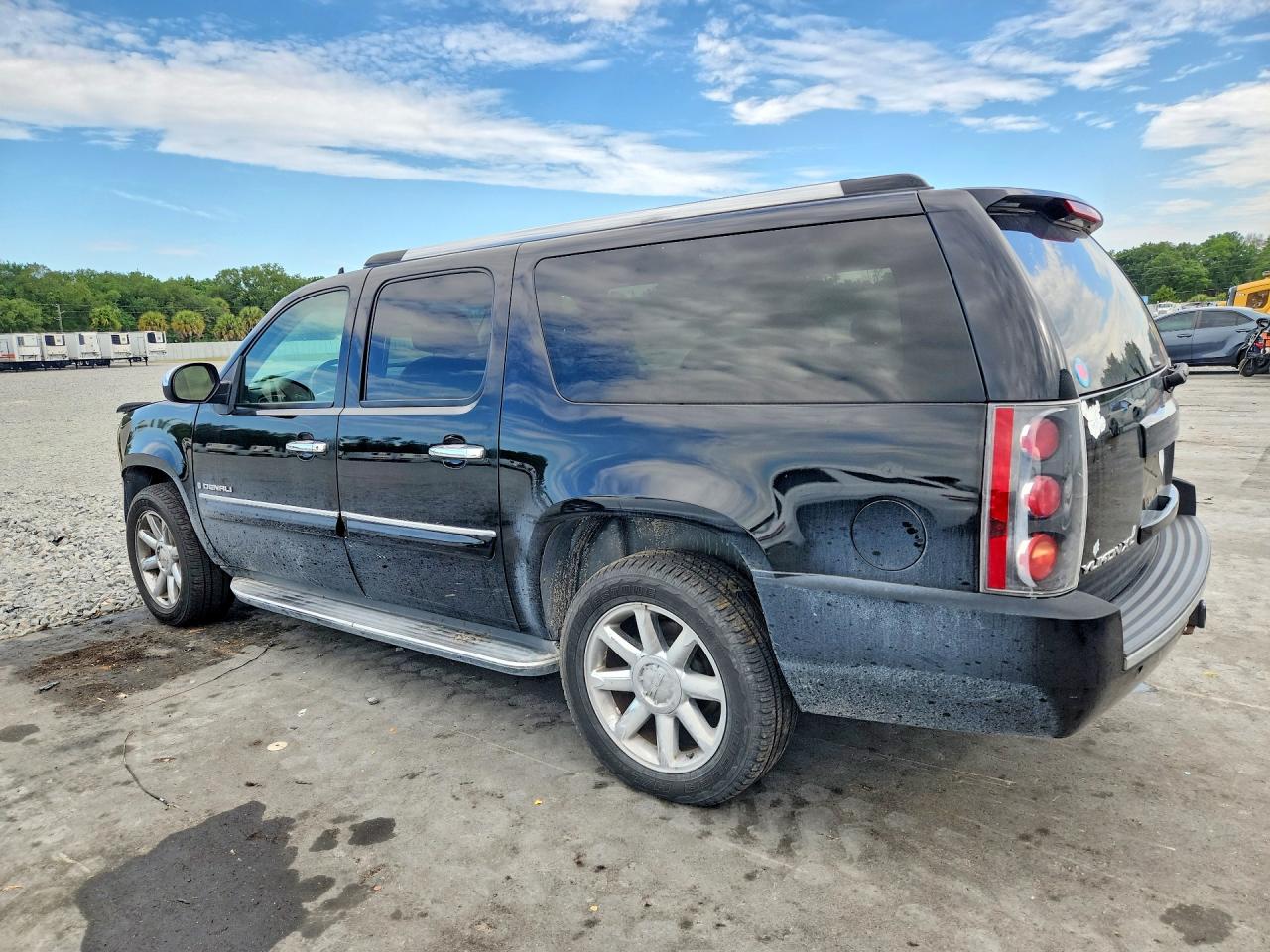2007 GMC YUKON XL DENALI photo 2