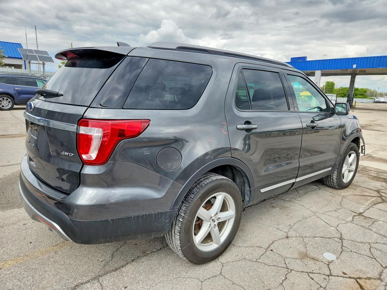 2017 FORD EXPLORER XLT photo 3