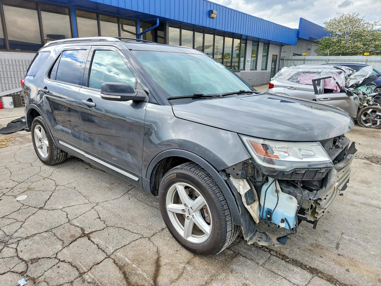 2017 FORD EXPLORER XLT photo 4