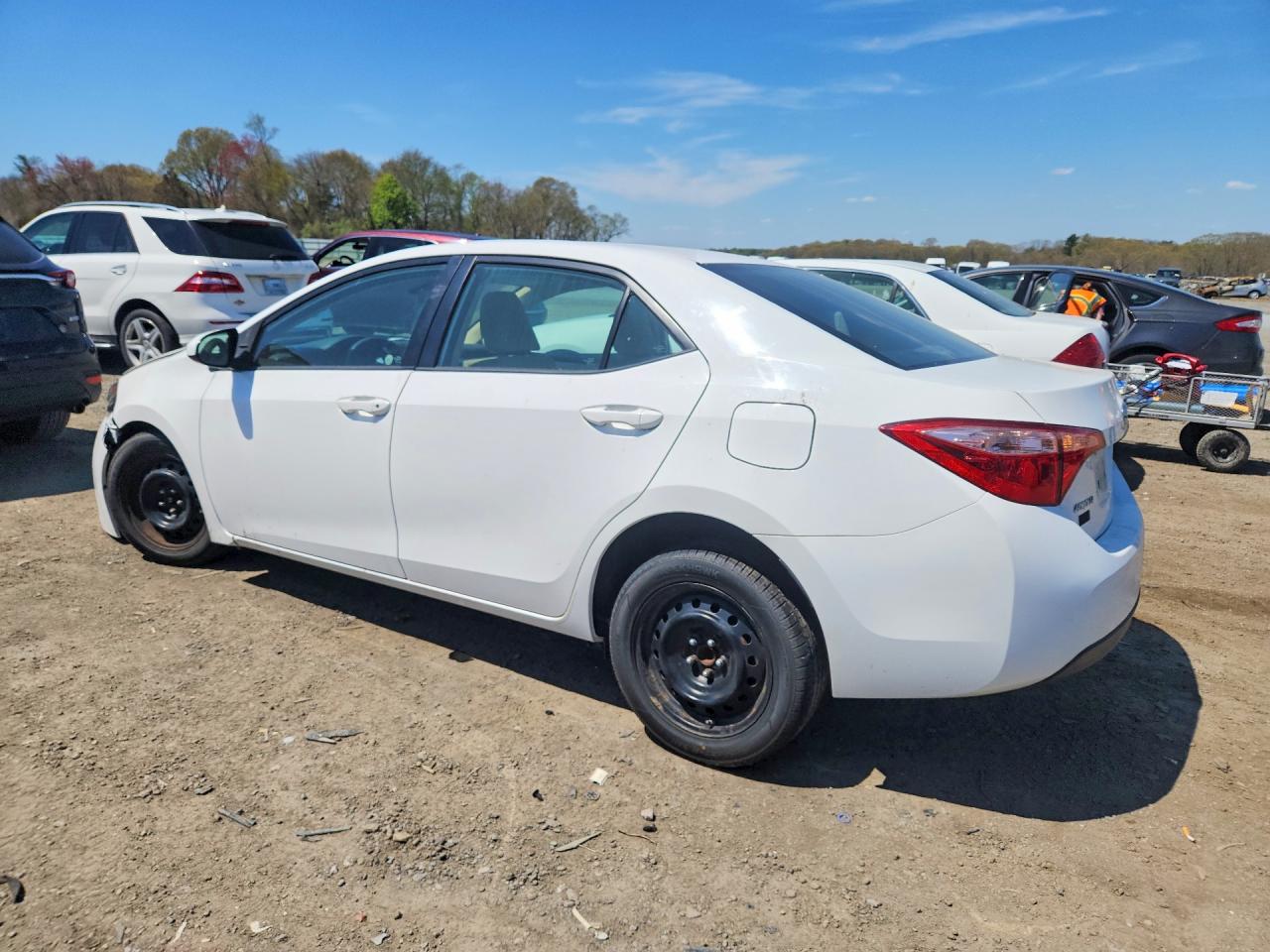 2018 TOYOTA COROLLA LE photo 3