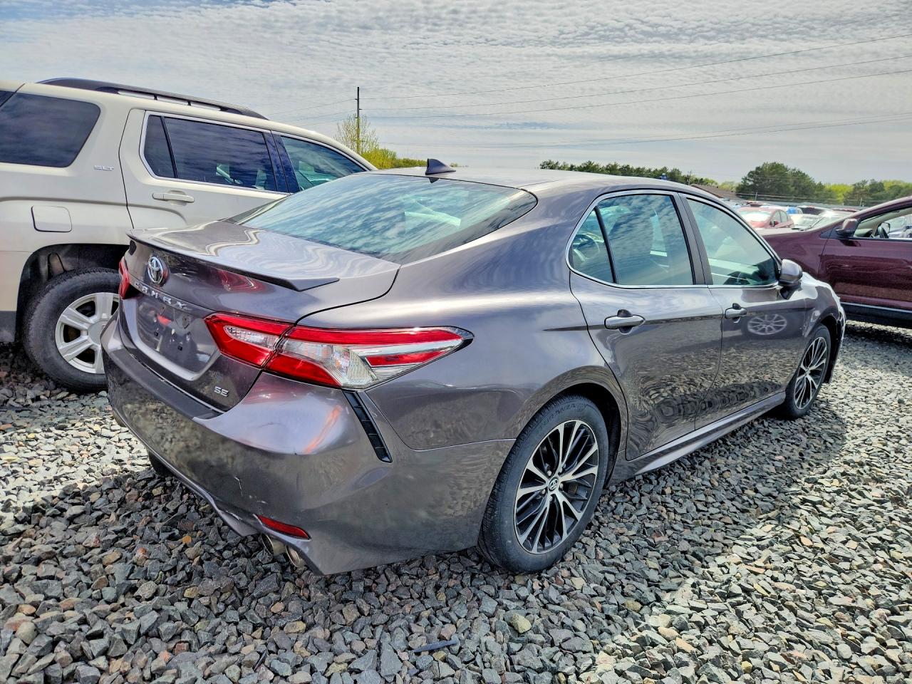 2019 TOYOTA CAMRY SE photo 3