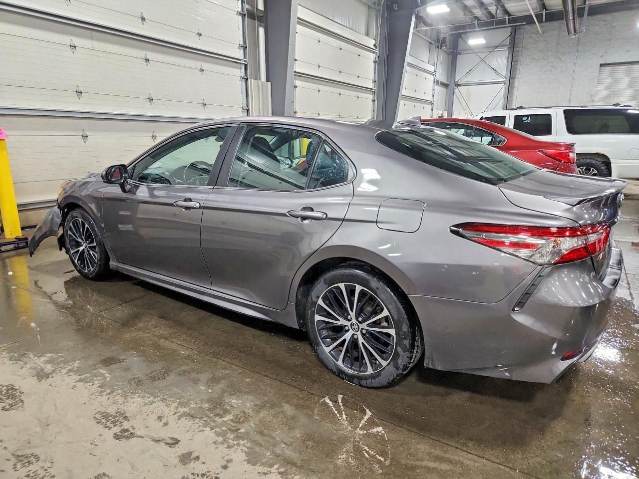 2019 TOYOTA CAMRY SE photo 2