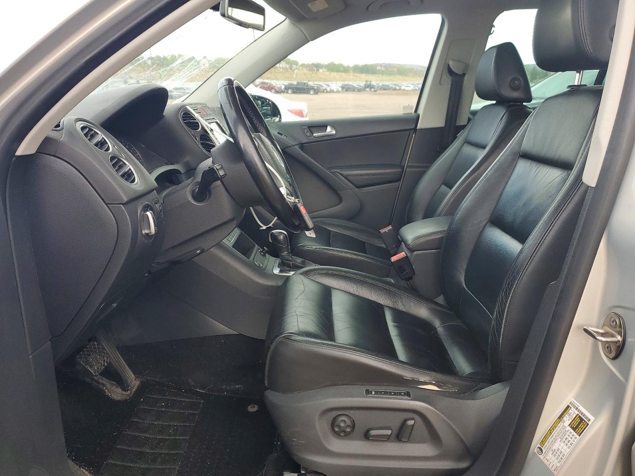 2011 VOLKSWAGEN TIGUAN S photo 13