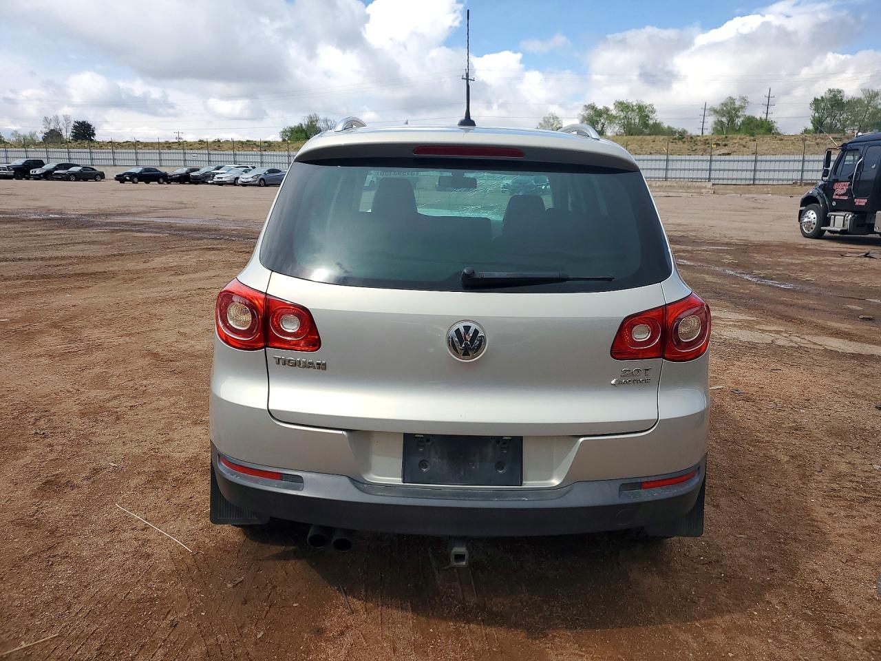2011 VOLKSWAGEN TIGUAN S photo 11