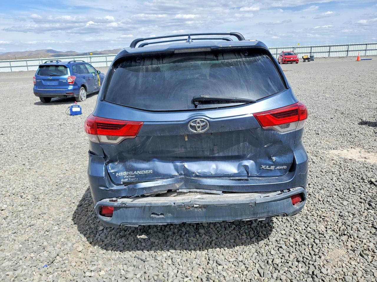 2017 TOYOTA HIGHLANDER XLE photo 6