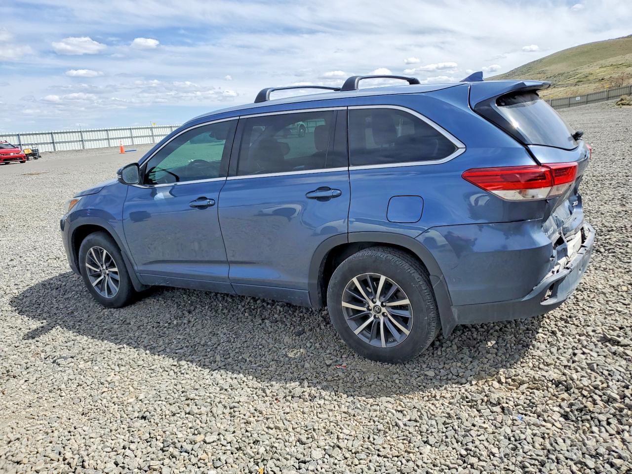 2017 TOYOTA HIGHLANDER XLE photo 2