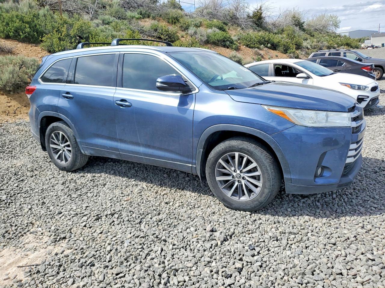 2017 TOYOTA HIGHLANDER XLE photo 4