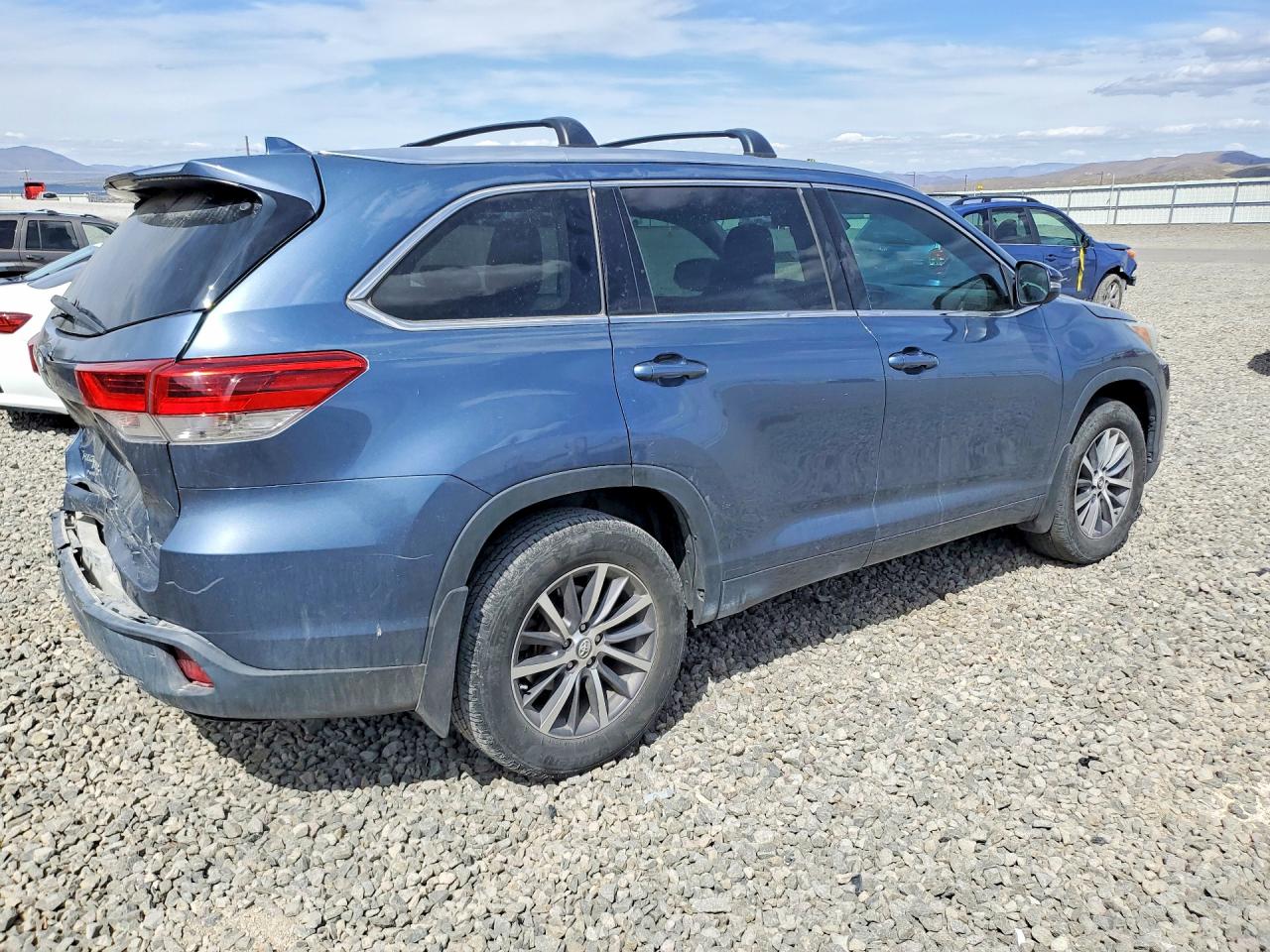 2017 TOYOTA HIGHLANDER XLE photo 3
