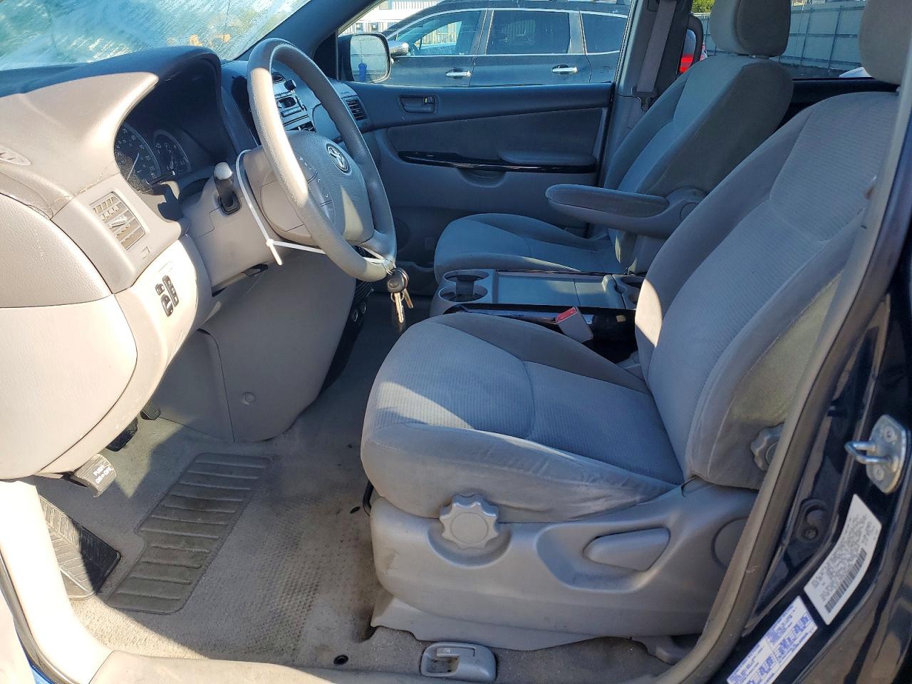 2004 TOYOTA SIENNA LE 8 PASSENGER photo 13