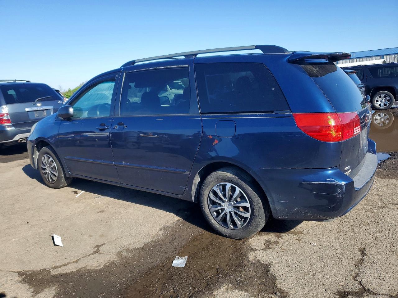2004 TOYOTA SIENNA LE 8 PASSENGER photo 3