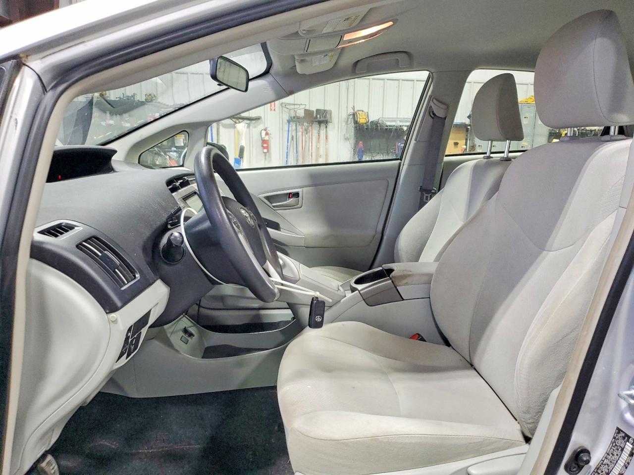 2015 TOYOTA PRIUS TWO photo 19