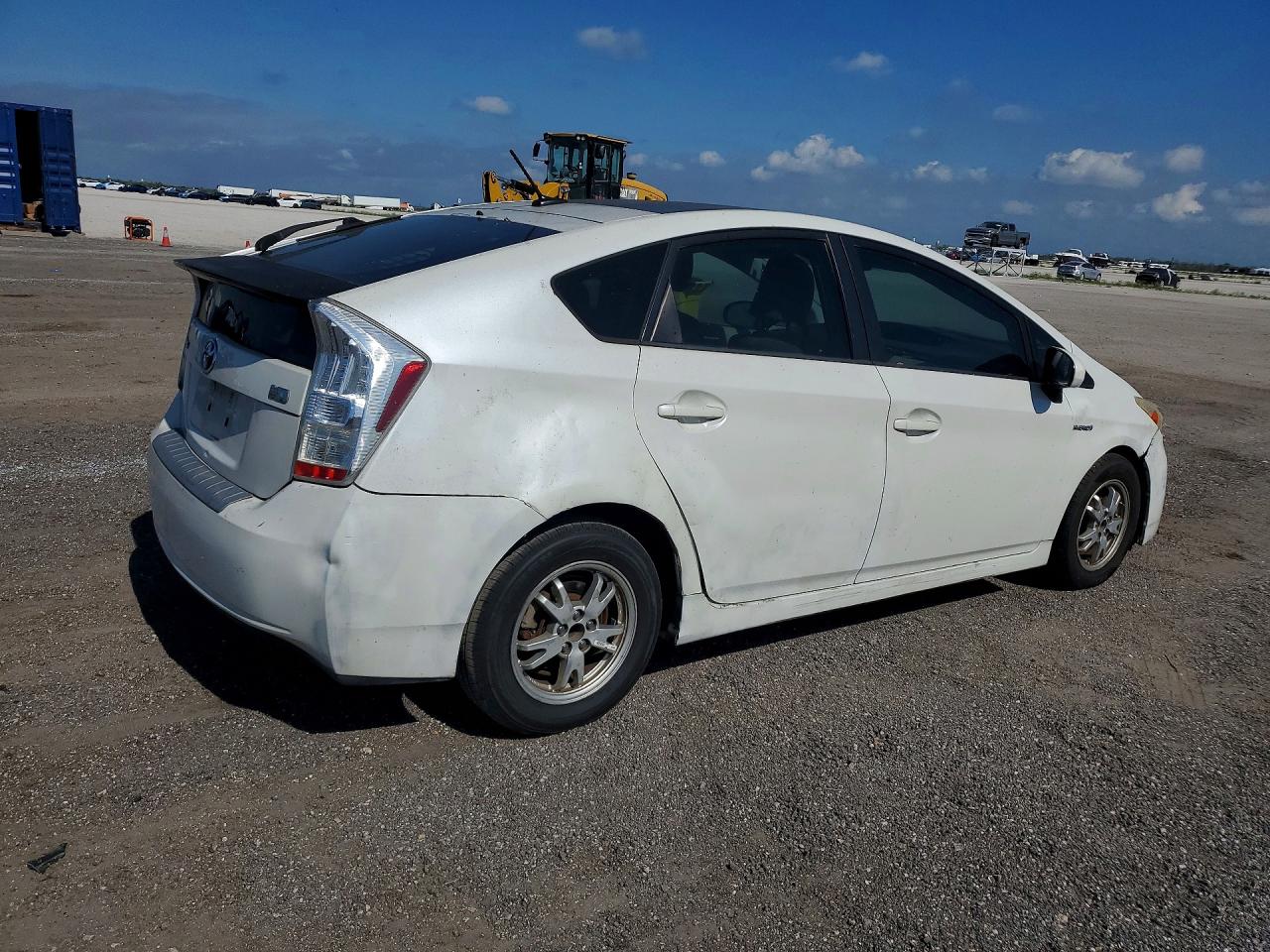 2010 TOYOTA PRIUS III photo 7