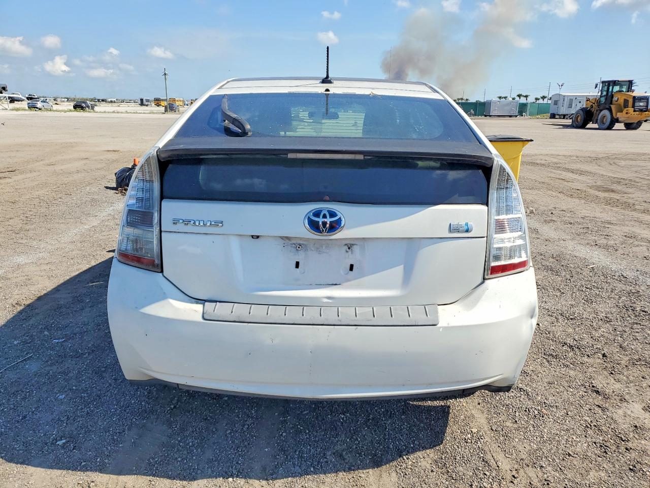 2010 TOYOTA PRIUS III photo 16