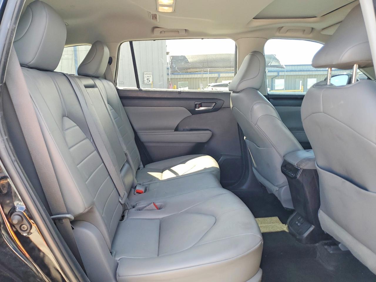 2023 TOYOTA HIGHLANDER XLE photo 21