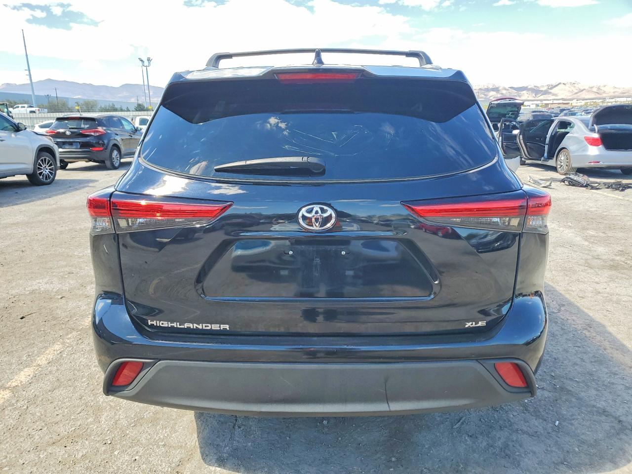 2023 TOYOTA HIGHLANDER XLE photo 11