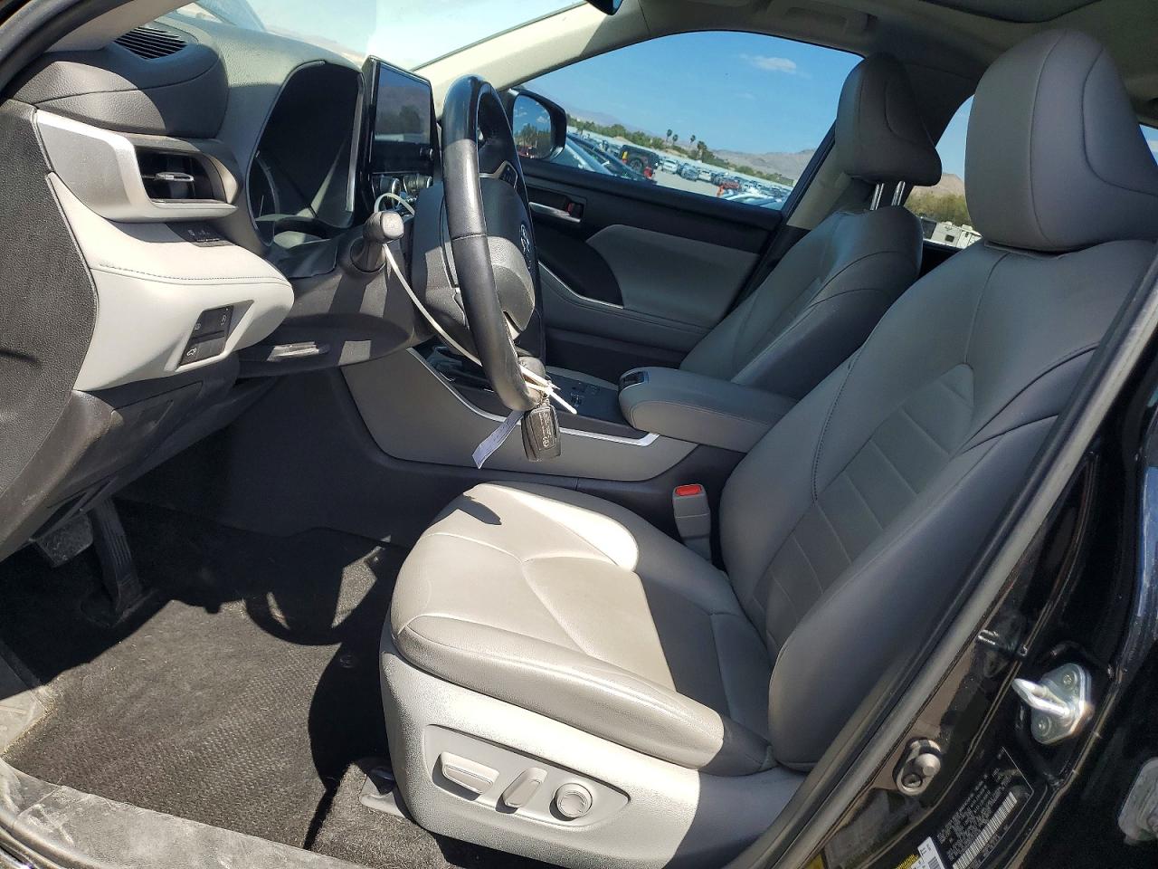 2023 TOYOTA HIGHLANDER XLE photo 13