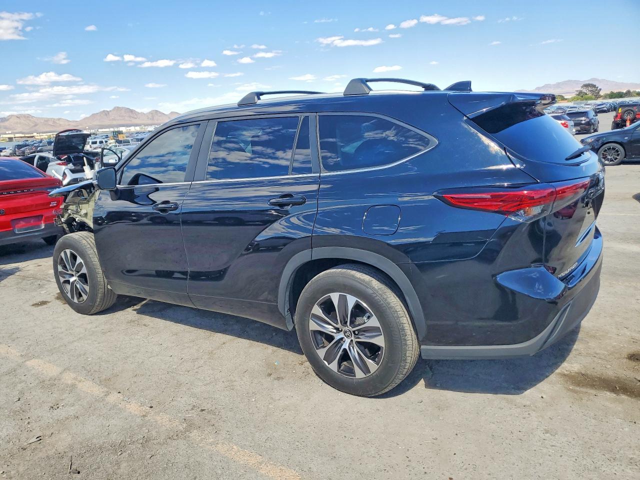 2023 TOYOTA HIGHLANDER XLE photo 3