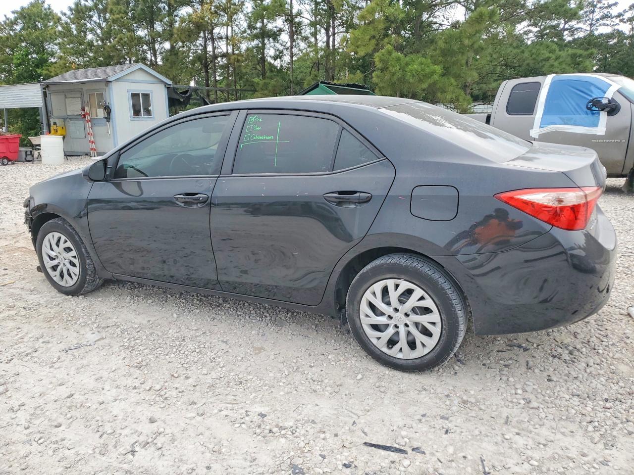 2018 TOYOTA COROLLA LE photo 3