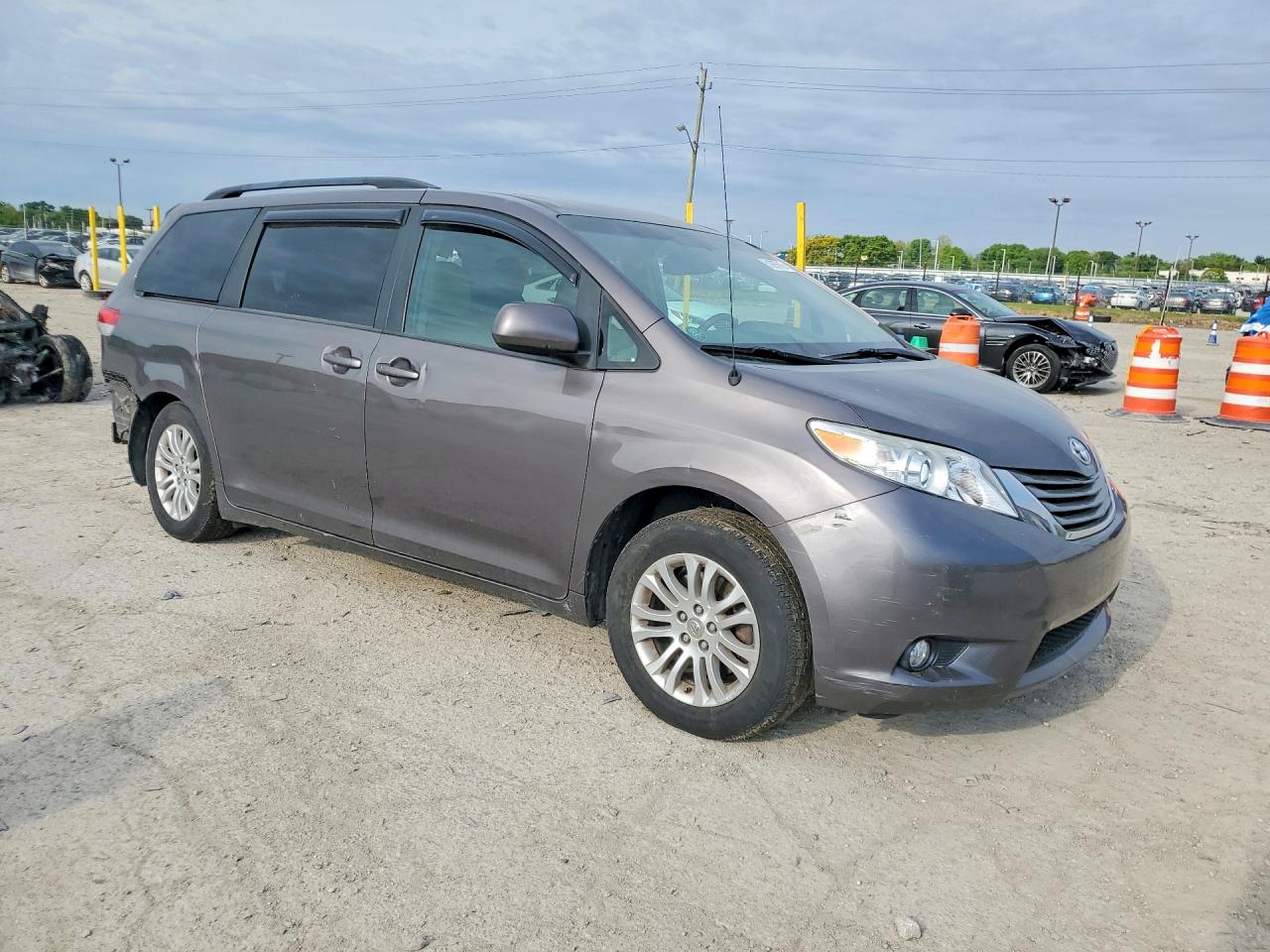 2014 TOYOTA SIENNA XLE 8-PASSENGER photo 7