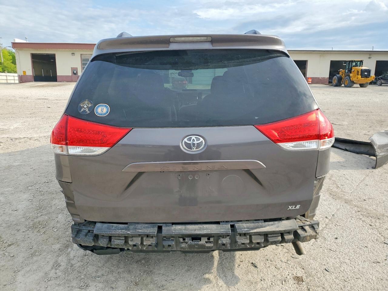 2014 TOYOTA SIENNA XLE 8-PASSENGER photo 11