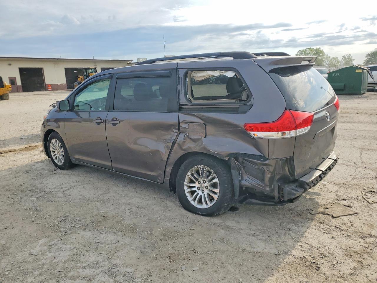 2014 TOYOTA SIENNA XLE 8-PASSENGER photo 3